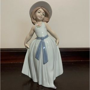 Lladro Girl in Hat Figurine Item #6275 Gloss Finish